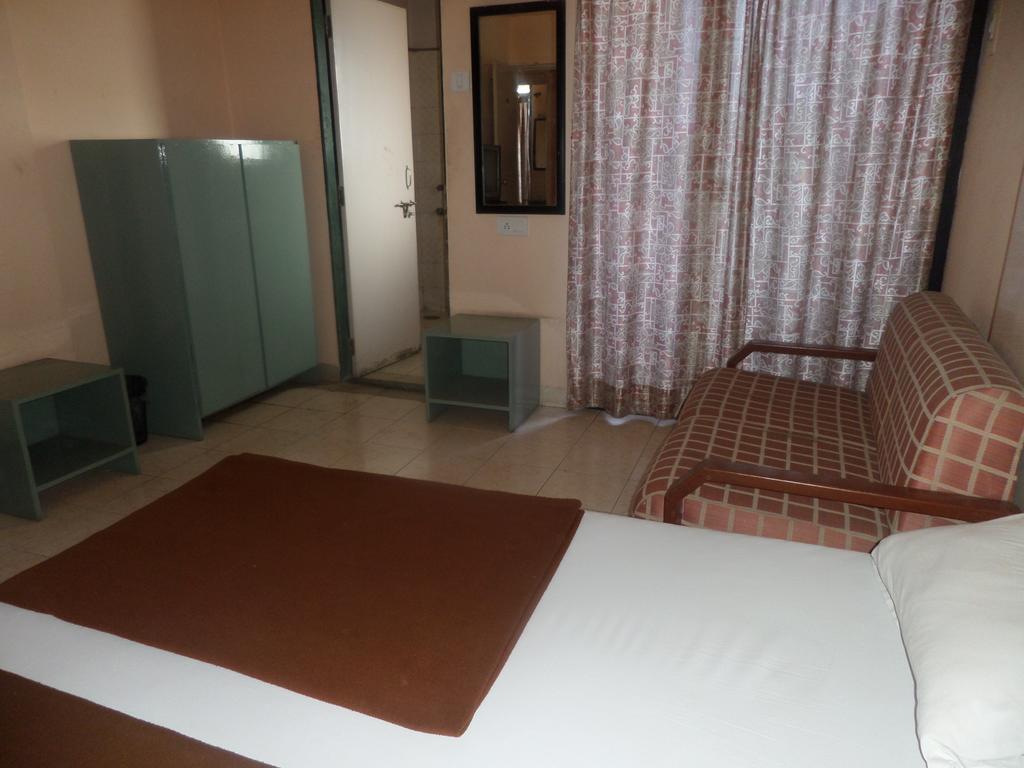 Oyo Flagship 37830 Hotel Aakar International Satara Bagian luar foto