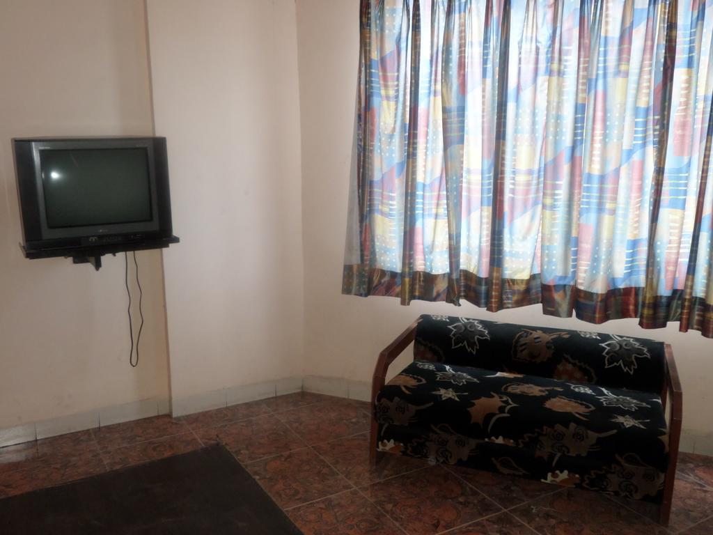 Oyo Flagship 37830 Hotel Aakar International Satara Bagian luar foto