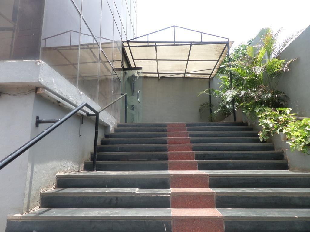 Oyo Flagship 37830 Hotel Aakar International Satara Bagian luar foto