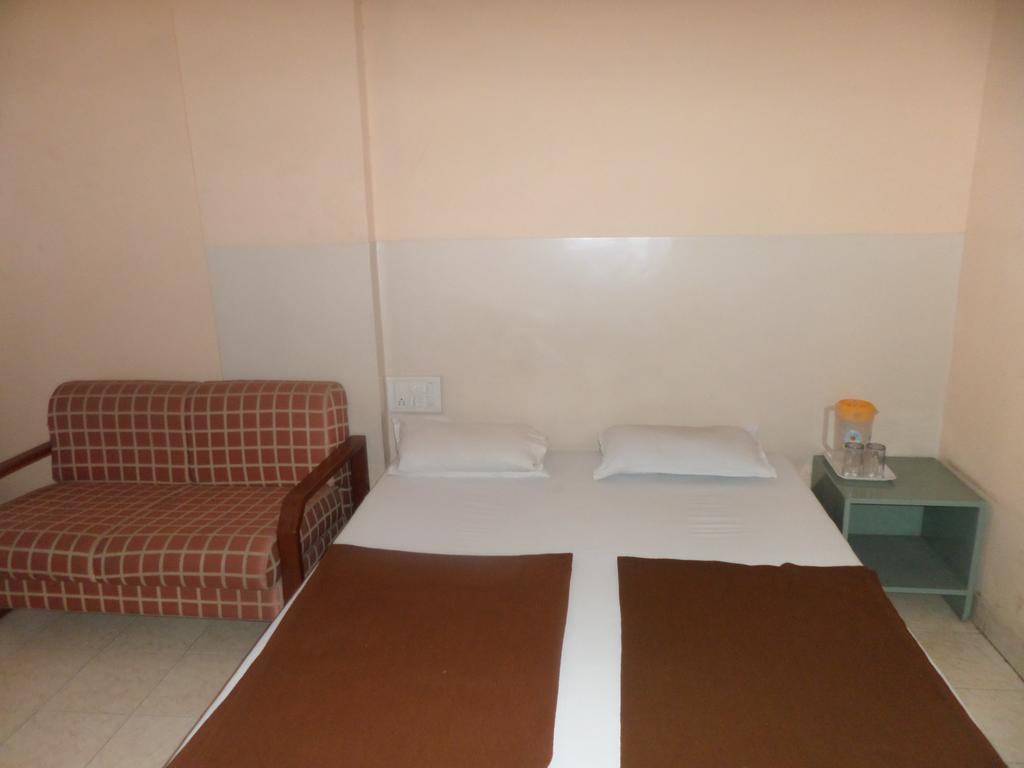 Oyo Flagship 37830 Hotel Aakar International Satara Bagian luar foto